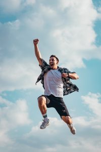 Man springt in de lucht van energie